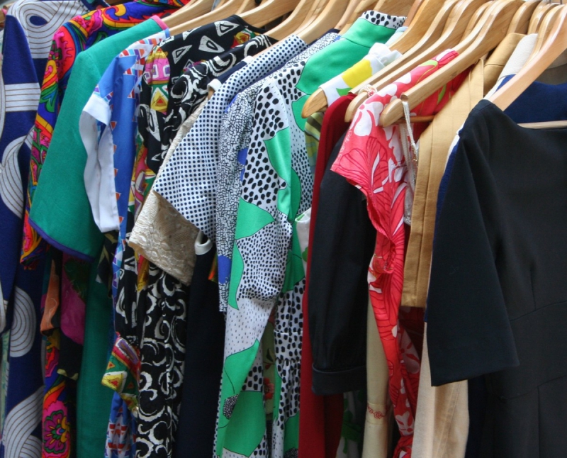magasin-BORMES LES MIMOSAS-min_dresses_apparel_clothing_clothes_clothes_hangers_wooden_hangers_retail_shop_closet-1149845